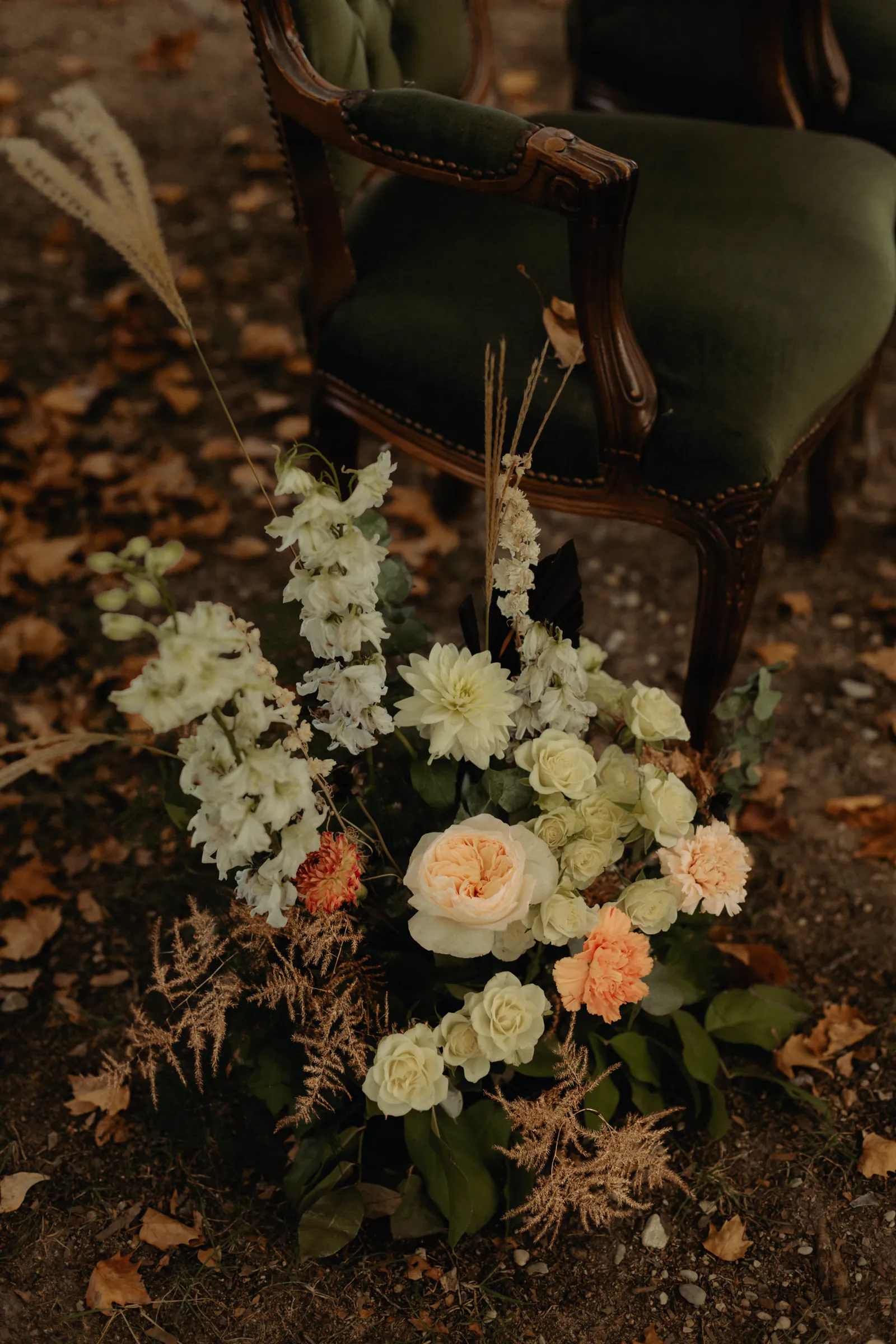 Composition florale de cérémonie sur fauteuil