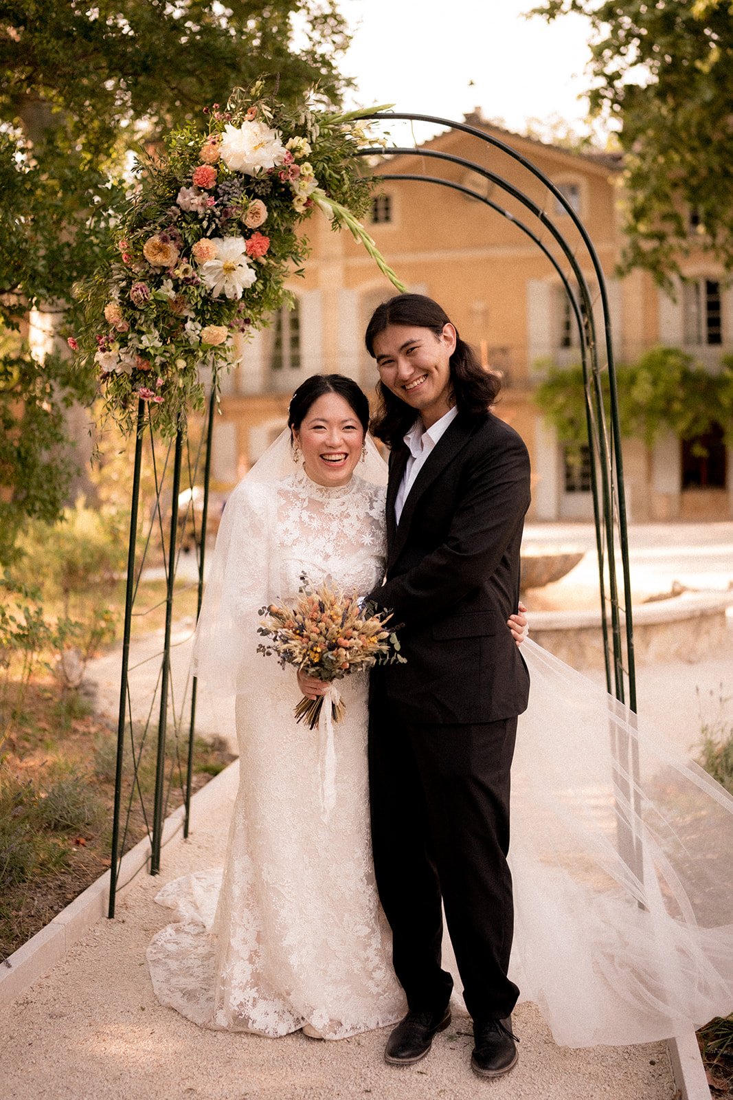 Couple sous une arche devant une bastide provençale