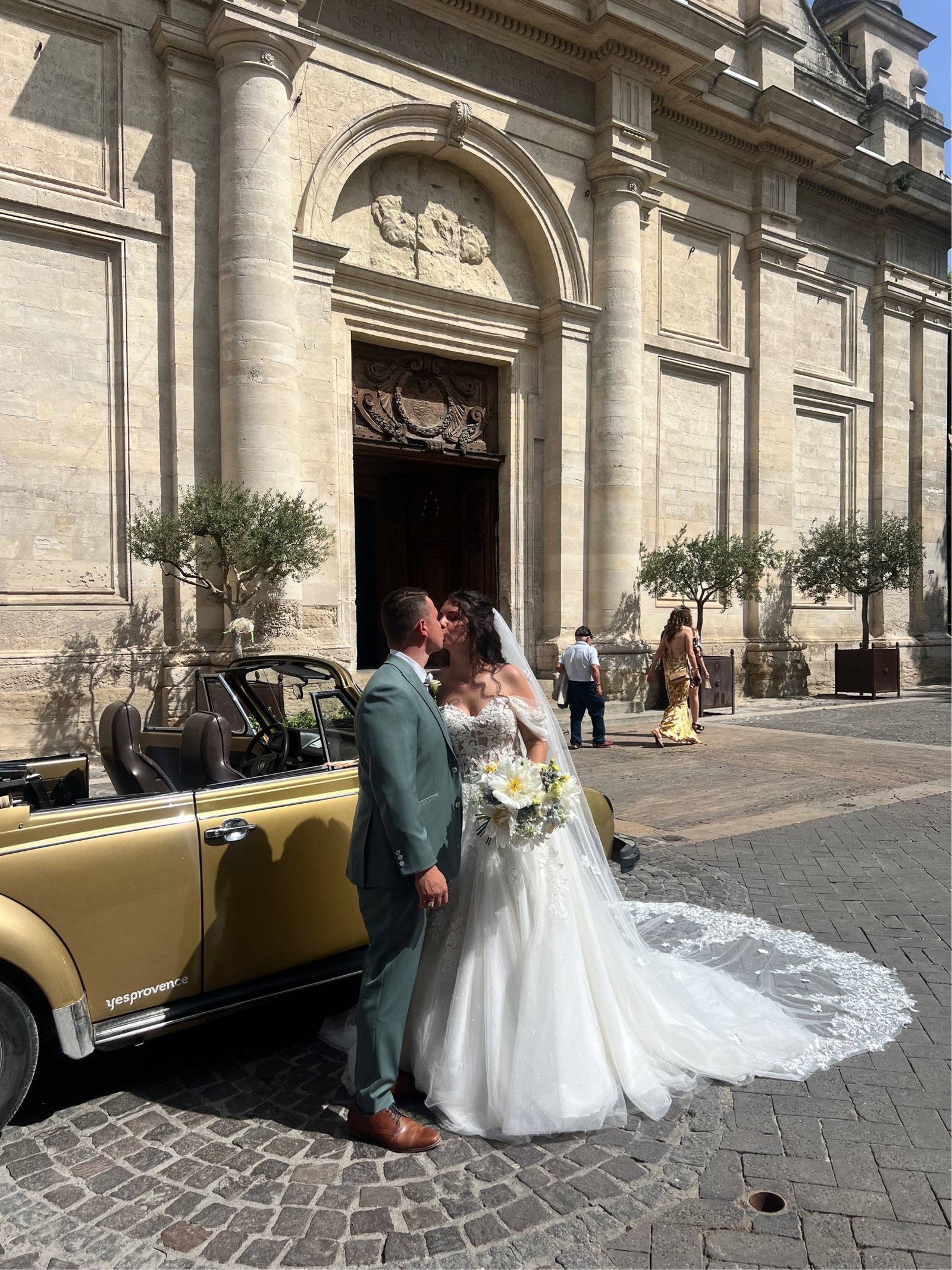 Couple sortant de l'église devant une 2CV fleurie