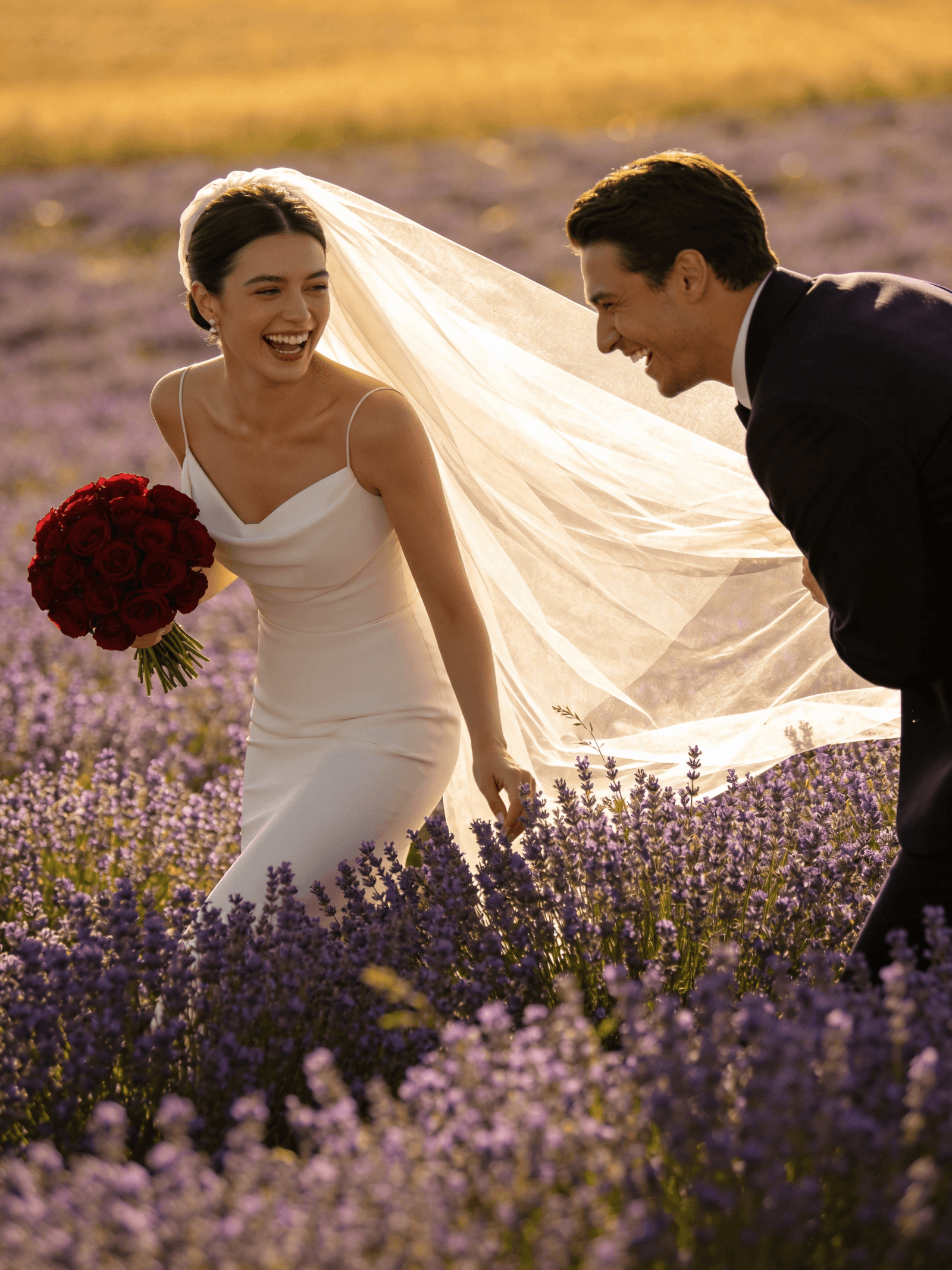 Couple souriant dans un champ de lavande