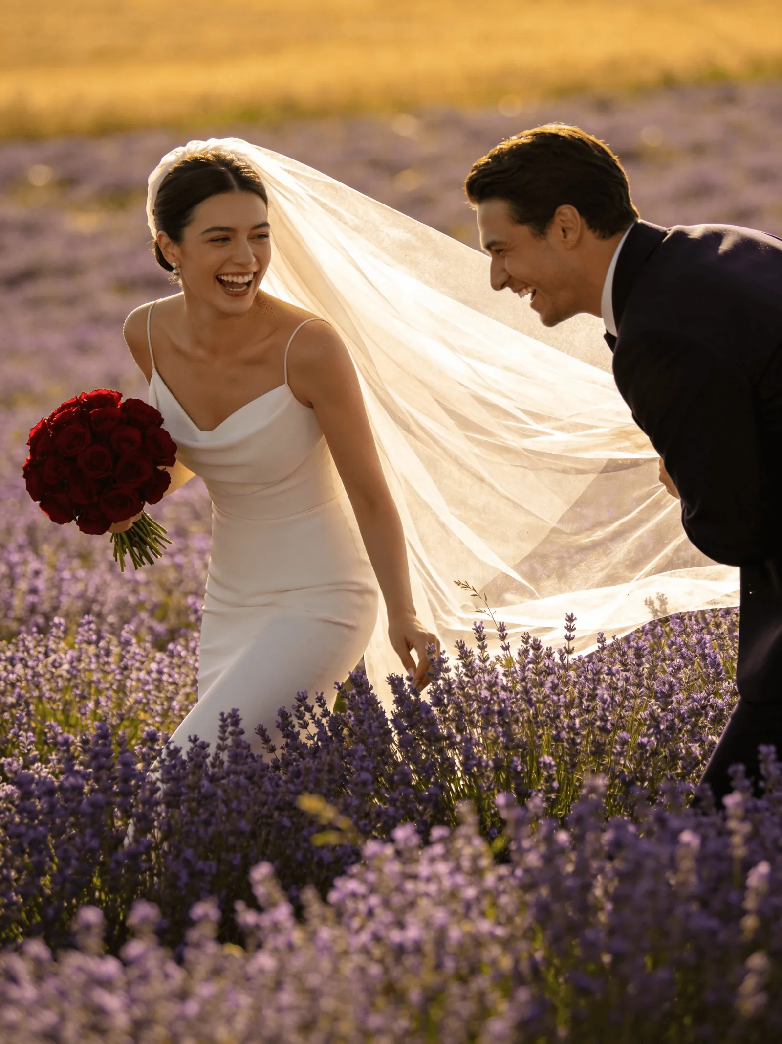 Couple souriant dans un champ de lavande