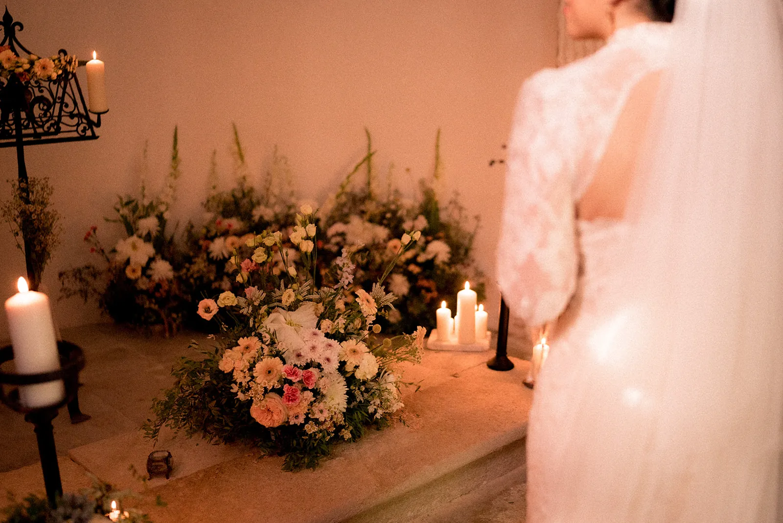 Fleurs et bougies dans une chapelle — Deuil et hommage