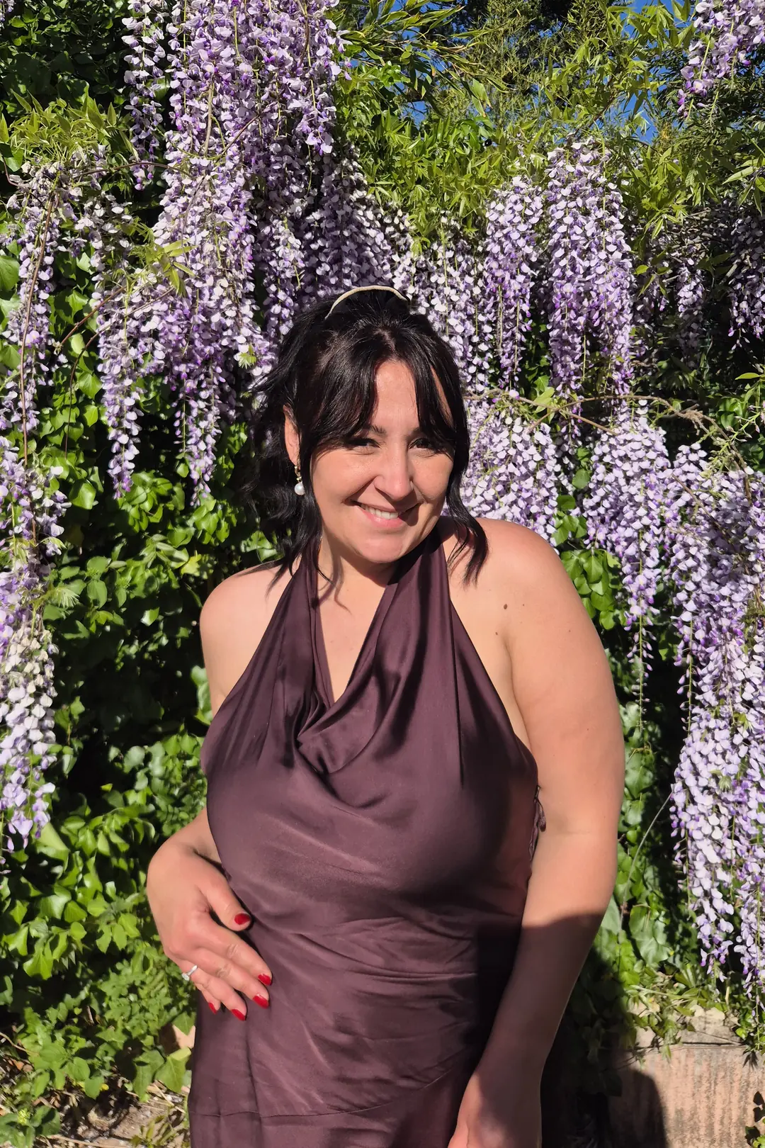 Manon Pinelli préparant des roses pour un atelier floral