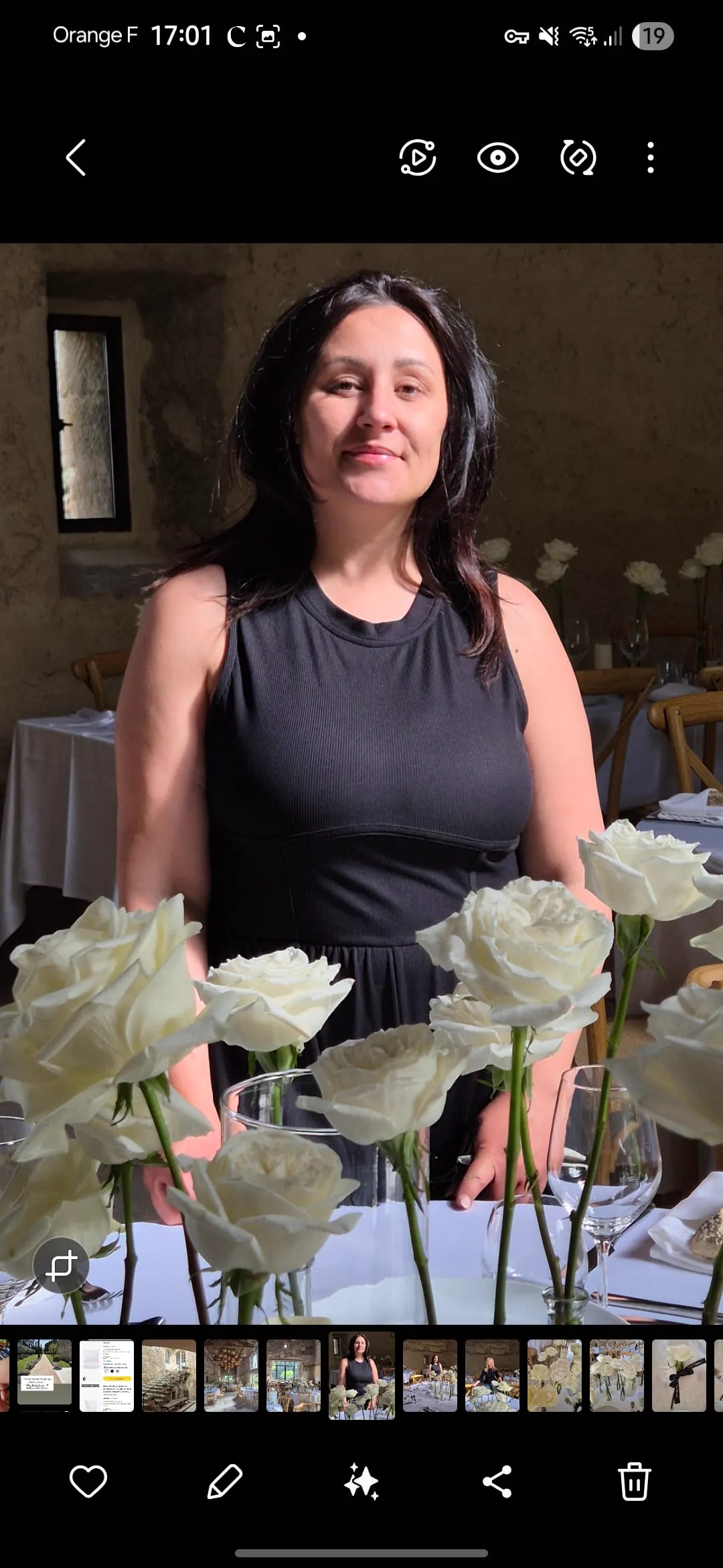 Manon Pinelli behind a row of white roses