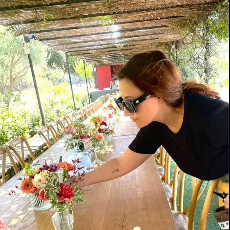 Manon Pinelli en train de composer une décoration florale pour un mariage