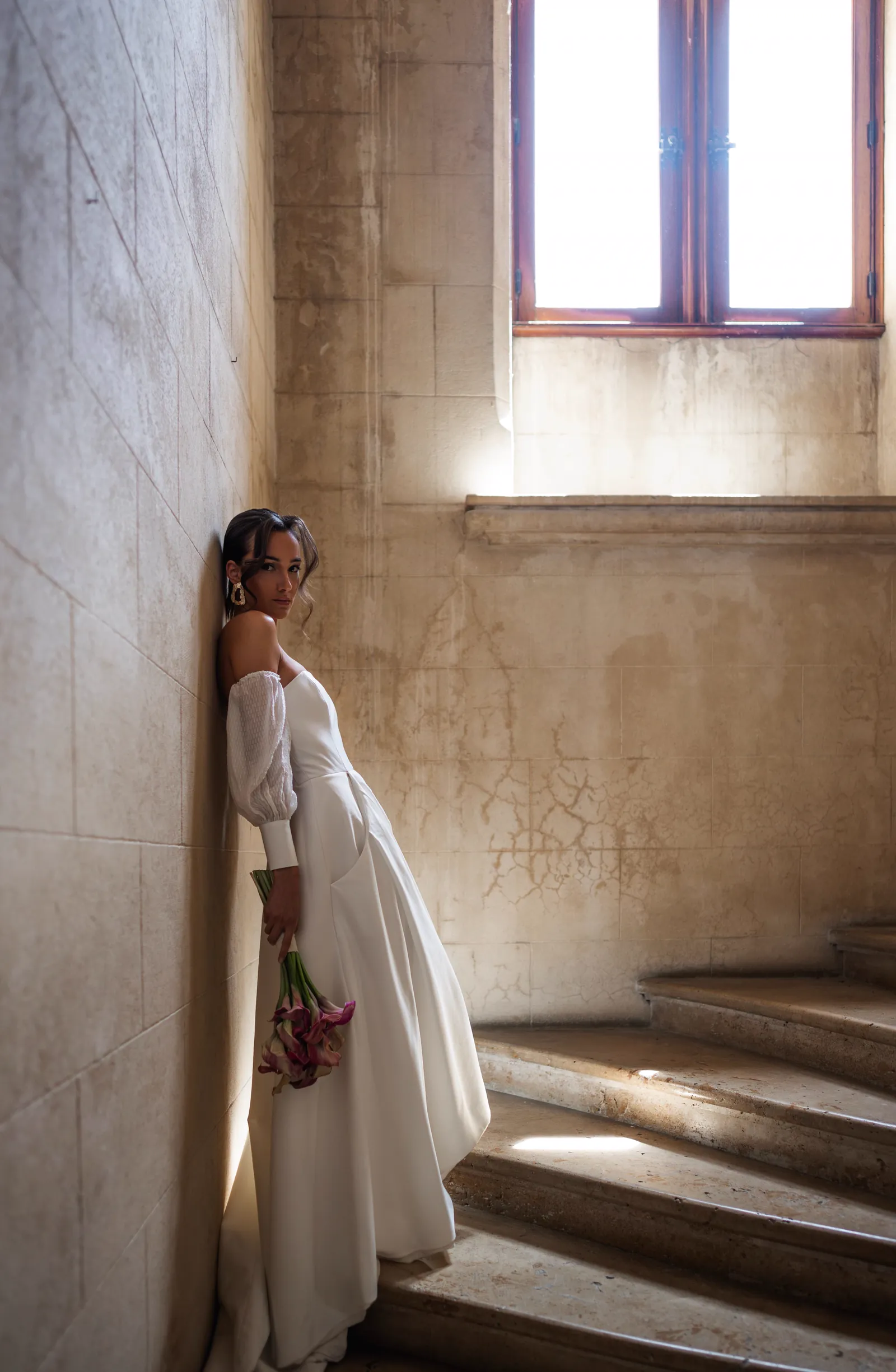 Mariée descendant l'escalier d'un château provençal